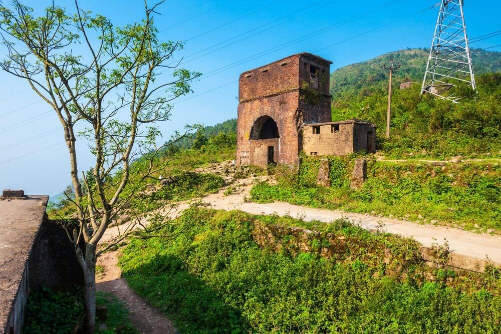 Hai Van Gate – a historical monument at the peak of Hai Van Pass, offering stunning views and echoes of Vietnam’s past (Source: Internet)